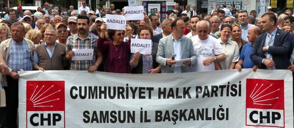 CHP'liler Berberoğlu'nun tutuklanmasını protesto etti - Samsun - Sputnik Türkiye