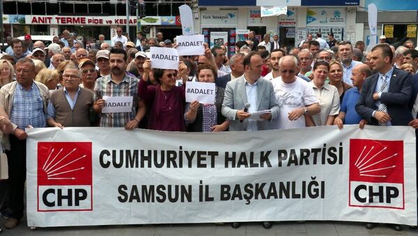 CHP'liler Berberoğlu'nun tutuklanmasını protesto etti - Samsun - Sputnik Türkiye