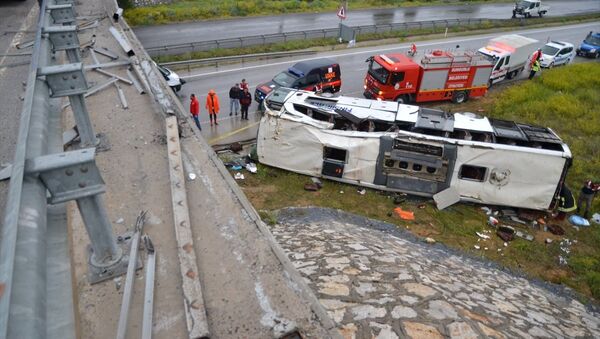 Çorum'da yolcu otobüsü üst geçitten düştü - Sputnik Türkiye