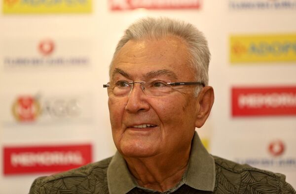 Adalet krizi yaşanırken 'ben kimsenin bunu protesto etmesine izin vermem' anlayışı kadar yanlış bir şey olamaz. İktidar bugünkü adalet tablosuna tepki gösteren insanların bu ihtiyaçlarına saygı göstermek ve kendilerini ifade etmelerine fırsat vermek zorundadır. - Sputnik Türkiye