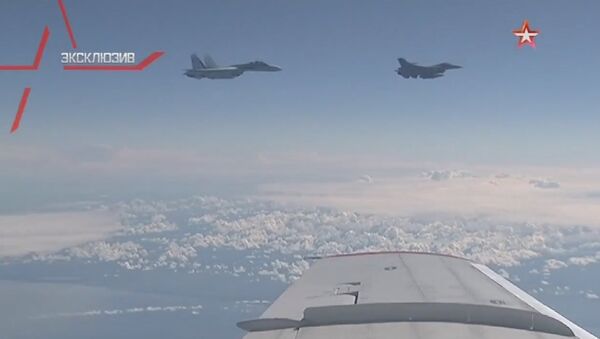 Истребитель Су-27 отгоняет F-16 НАТО от самолета Шойгу - Sputnik Türkiye