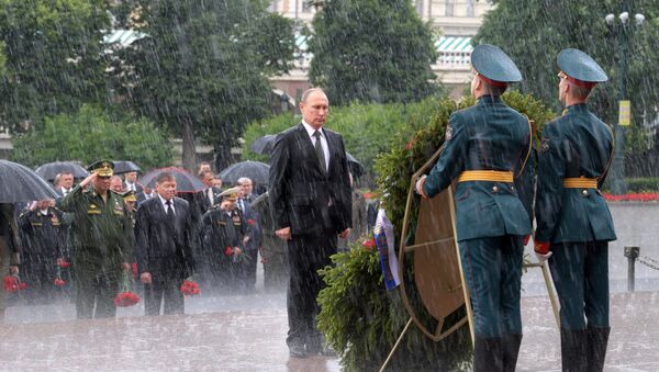 Rusya Devlet Başkanı Vladimir Putin, Nazi Almanyası’nın saldırmasıyla Büyük Vatan Savaşı’nın başladığı 22 Haziran ‘Anma ve Keder Günü’nde, Moskova’daki Meçhul Asker Anıtı önüne çelenk bıraktı. - Sputnik Türkiye