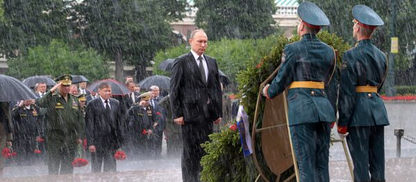 Rusya Devlet Başkanı Vladimir Putin, Nazi Almanyası’nın saldırmasıyla Büyük Vatan Savaşı’nın başladığı 22 Haziran ‘Anma ve Keder Günü’nde, Moskova’daki Meçhul Asker Anıtı önüne çelenk bıraktı. - Sputnik Türkiye