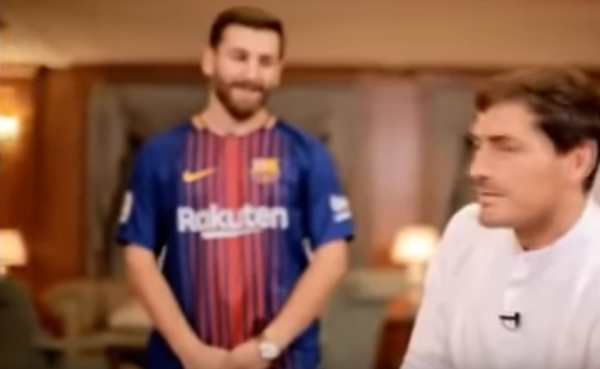 Barcelona’nın yıldız futbolcusu Lionel Messi’ye benzerliği ile ünlenen ve ‘İranlı Messi’ olarak anılan Reza Paratesh, Porto’nun kalecisi Iker Casillas’ı şaşırttı. - Sputnik Türkiye