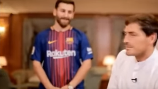 Barcelona’nın yıldız futbolcusu Lionel Messi’ye benzerliği ile ünlenen ve ‘İranlı Messi’ olarak anılan Reza Paratesh, Porto’nun kalecisi Iker Casillas’ı şaşırttı. - Sputnik Türkiye