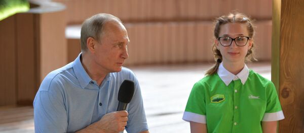 Putin, Artek Kampı'nda çocuklarla buluştu - Sputnik Türkiye