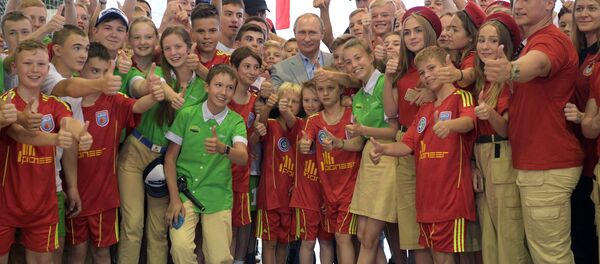 Putin, Artek Kampı'nda çocuklarla buluştu - Sputnik Türkiye