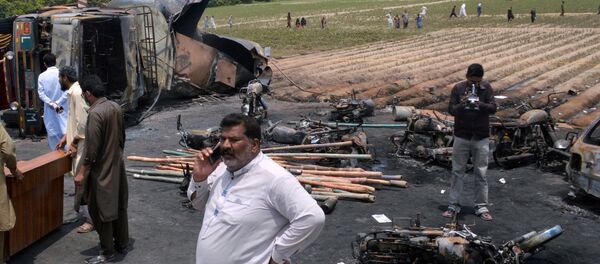 Pakistan'da petrol tankeri devrildi - Sputnik Türkiye