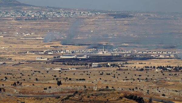 Israeli-occupied Golan Heights shows smoke billowing from the Syrian side of the border - Sputnik Türkiye