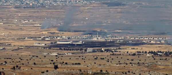 Israeli-occupied Golan Heights shows smoke billowing from the Syrian side of the border - Sputnik Türkiye
