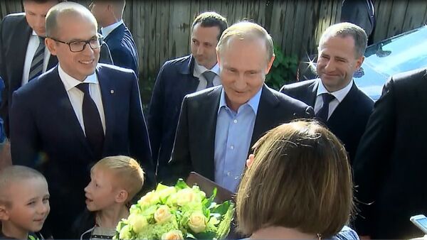 Putin’den, riskli binada yaşayan aileye ziyaret - Sputnik Türkiye