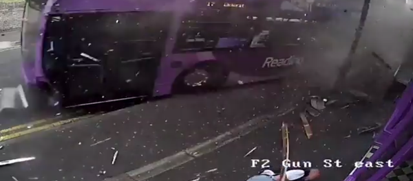 Otobüs çarptı, kalkıp bara girdi - Sputnik Türkiye