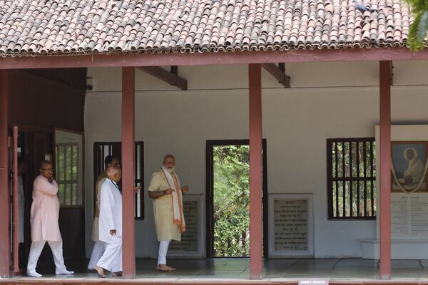 Gandi'nin gurusu Shrimad Rajchandraji'nin 150. doğum yıldönümü nedeniyle aşramı ziyaret eden Modi Bu ülkede hiç kimse kanunları kendi eliyle uygulama hakkına sahip değil. Şiddet hiçbir sorunu çözmez dedi. - Sputnik Türkiye