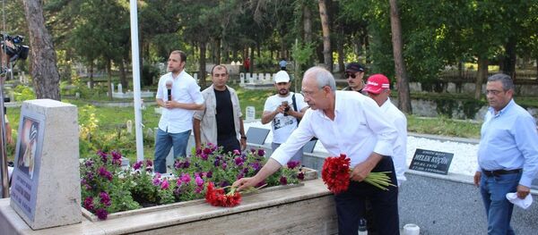 Kemal Kılıçdaroğlu'ndan Gaffar Okkan'ın mezarına ziyaret - Sputnik Türkiye