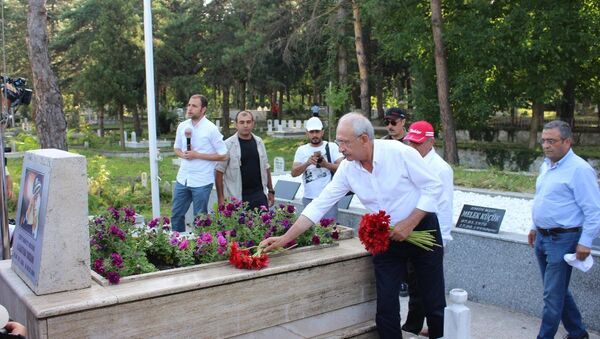 Kemal Kılıçdaroğlu'ndan Gaffar Okkan'ın mezarına ziyaret - Sputnik Türkiye