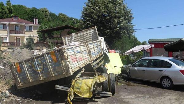 Beykoz'da moloz yüklü kamyon kaza yaptı - Sputnik Türkiye