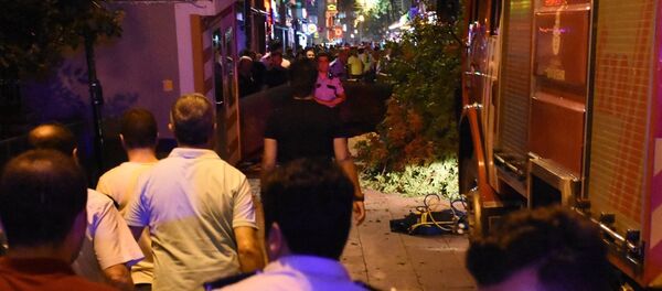 Kadıköy'de bir kafenin üzerine ağaç devrildi - Sputnik Türkiye