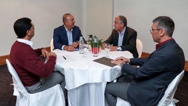 Dışişleri Bakanı Mevlüt Çavuşoğlu ve Kuzey Kıbrıs lideri Mustafa Akıncı - Sputnik Türkiye
