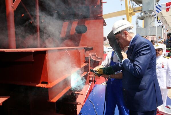 Erdoğan, Tuzla'da katıldığı törende kaynak yaptı. - Sputnik Türkiye