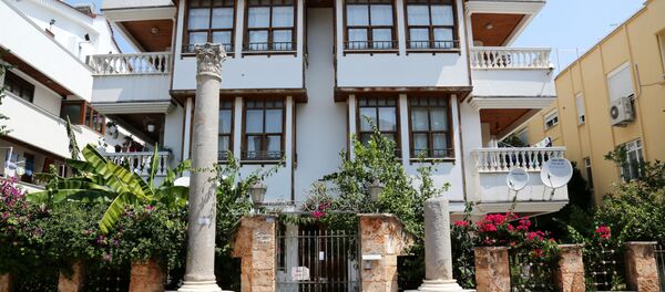 Antalya'da apartman önüne dikilen Roma sütunları - Sputnik Türkiye