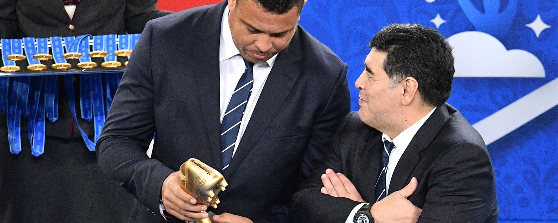 Arjantinli futbol yıldızı Diego Maradona ve Brezilyalı futbolcu Ronaldo Luis Nazario de Lima, Rusya'nın ağırladığı Konfederasyon Kupası finalinin ödül töreninde. - Sputnik Türkiye, 1920, 18.12.2024