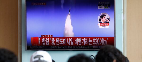 People watch a TV broadcast of a news report on North Korea's ballistic missile test, at a railway station in Seoul, South Korea, July 4, 2017. - Sputnik Türkiye