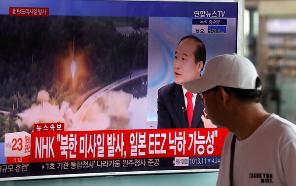 Kuzey Kore, 4 Temmuz 2017'de ilk kıtalararası füze denemesini yaptığını açıkladı. - Sputnik Türkiye