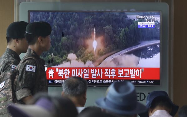 Kuzey Kore, 4 Temmuz 2017'de ilk kıtalararası füze denemesini yaptığını açıkladı. - Sputnik Türkiye