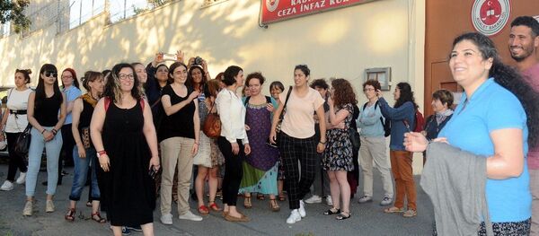 Kendisine şiddet uygulayan eşini öldürdükten sonra tahliye olan Yasemin Kaymaklı Kendisine şiddet uygulayan eşini öldürdükten sonra tahliye olan Yasemin Kaymaklı - Sputnik Türkiye