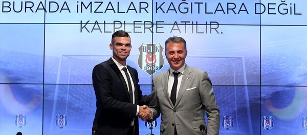 Beşiktaş, Portekizli savunma oyuncusu Kepler Laveran Lima Ferreira (Pepe) ile 2 yıllık sözleşme imzaladı. Vodafone Park'ta düzenlenen törene katılan Pepe, basın mensuplarına poz verdi. - Sputnik Türkiye