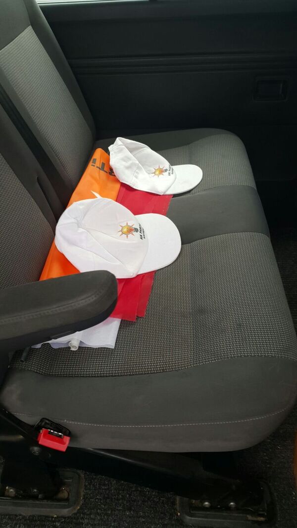 Minibüste bulunan AK Parti bayrağı ve şapkaları Minibüste bulunan AK Parti bayrağı ve şapkaları - Sputnik Türkiye