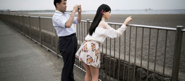 Tokyo’da yaşayan 45 yaşındaki Mayasuki Ozaki ve silikon sevgilisi Mayu ile dolaşıyor. - Sputnik Türkiye