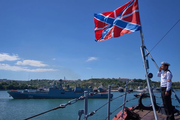 Rus Amiral Essen fırkateyni  için Sivastopol'de karşılama töreni - Sputnik Türkiye
