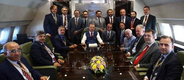 Cumhurbaşkanı Recep Tayyip Erdoğan uçakta gazetecilerle - Sputnik Türkiye