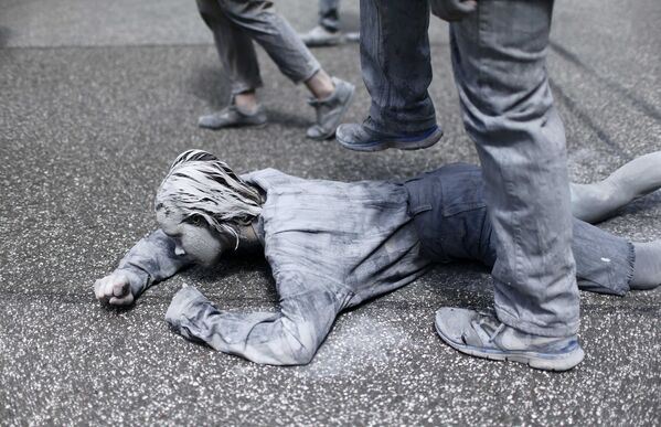Üzerlerinde gri takım elbiselerle tepeden tırnağa kile bürünmüş protestocular Hamburg sokaklarını arşınladı. - Sputnik Türkiye