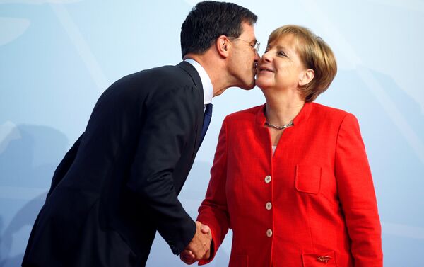 G20 Liderler Zirvesi, Hamburg'da başladı: Mark Rutte ve Angela Merkel - Sputnik Türkiye