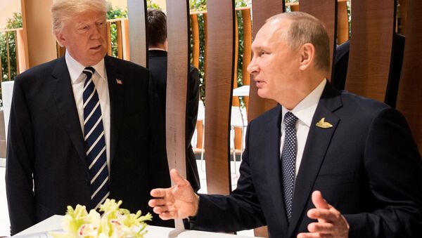 Rusya Devlet Başkanı Vladimir Putin ile ABD Başkanı Donald Trump G20 Zirvesi'nde - Sputnik Türkiye