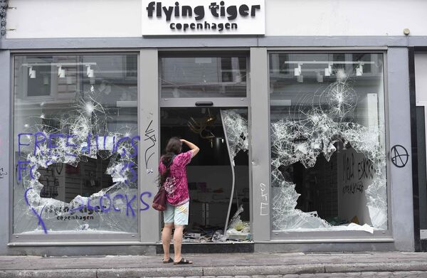 Şiddetli protestolara sahne olan Hamburg'daki bazı mağazaların yağmalandığı görüldü. - Sputnik Türkiye