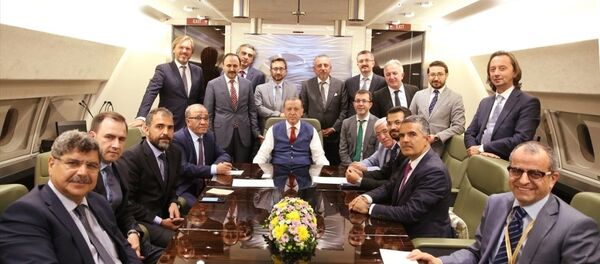 Cumhurbaşkanı Recep Tayyip Erdoğan uçakta gazetecilerle - Sputnik Türkiye