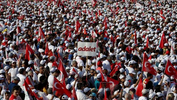 CHP Grup Başkanvekili Özgür Özel gerçekleştirilen mitinge 1 milyon 600 bin vatandaşın katıldığını belirtirken İstanbul Valiliği katılımcı sayısının yaklaşık 175.000 olduğunu açıkladı. - Sputnik Türkiye
