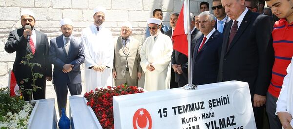 Cumhurbaşkanı Recep Tayyip Erdoğan - Başbakan Binali Yıldırım / 15 Temmuz Şehitliği - Sputnik Türkiye