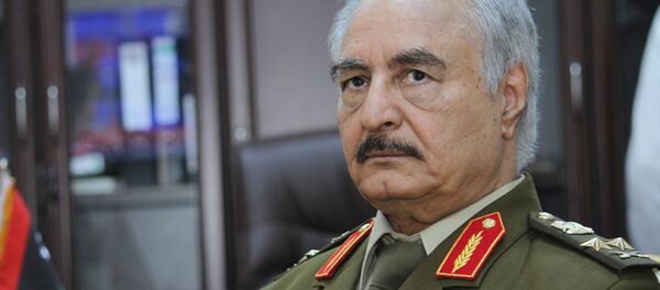 Libya'nın Tobruk merkezli Temsilciler Meclisi'ne bağlı emekli general Halife Hafter - Sputnik Türkiye