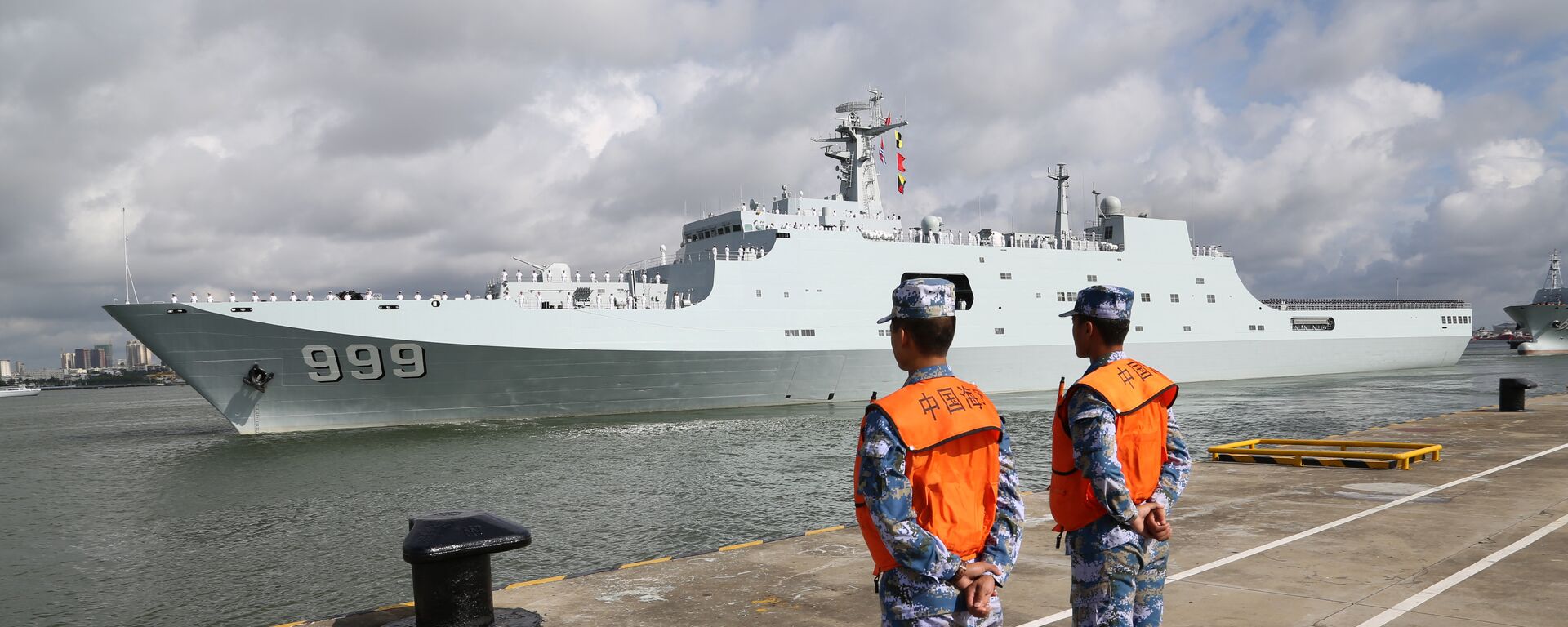 Pekinli yetkililer üssü resmi olarak 'lojistik tesis' olarak adlandırsa da, burası Çin'in yurtdışındaki ilk askeri üssü olma özelliği taşıyor.  İnşasına geçen yıl başlanan üssün özellikle Yemen ve Somali'deki barış koruma ve insani görevlerde yer alan donanma gemilerinin yeniden ikmalinde kullanılacağı belirtiliyor. Cibuti'de Çin'in yanısıra ABD, Japonya ve Fransa'ya ait askeri üsler de bulunuyor.  - Sputnik Türkiye, 1920, 09.12.2023