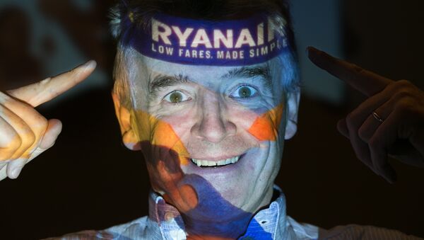 Chief Executive Officer of Irish airline Ryanair Michael O'Leary poses with his company's logo projected on his face as he attends a press conference at a hotel in London on August 31, 2016. - Sputnik Türkiye