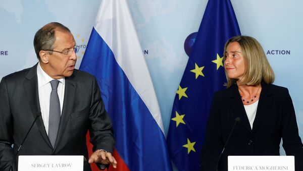 Sergey Lavrov ve Federica Mogherini 12.07.2017 Brüksel - Sputnik Türkiye