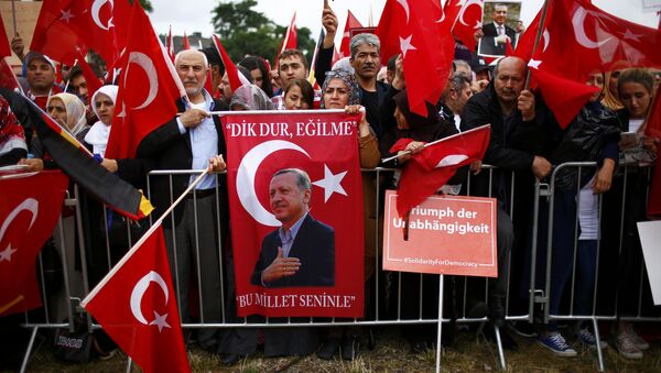 Almanya'da Cumhurbaşkanı Erdoğan'ı destekleyenlerden protesto - Sputnik Türkiye