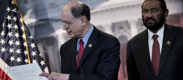 Donald Trump hakkındaki ilk görevden alma başvurusunu yapan Kongre üyeleri Brad Sherman ve Al Green - Sputnik Türkiye
