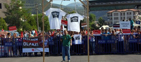 'Hero'ya karşı 'traitor' tişörtü - Sputnik Türkiye