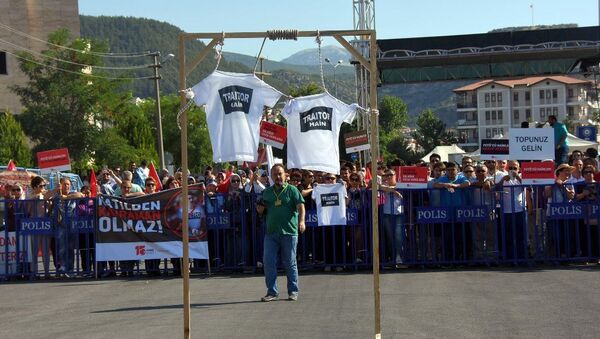 'Hero'ya karşı 'traitor' tişörtü - Sputnik Türkiye