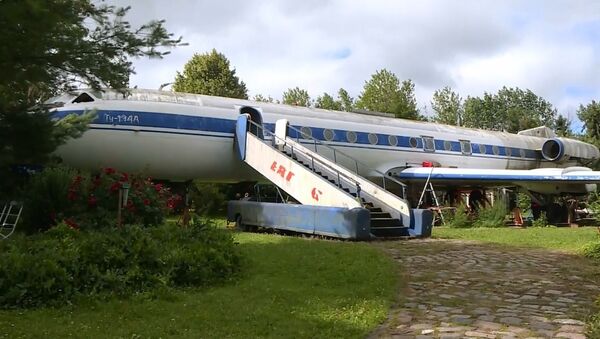 Yıllardır çiftliğinin bahçesinde duran Tu-134 uçağını 100 bin euroya sattı - Sputnik Türkiye